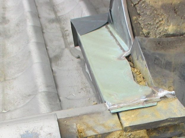 稲美町で開口部ができていた瓦屋根の棟